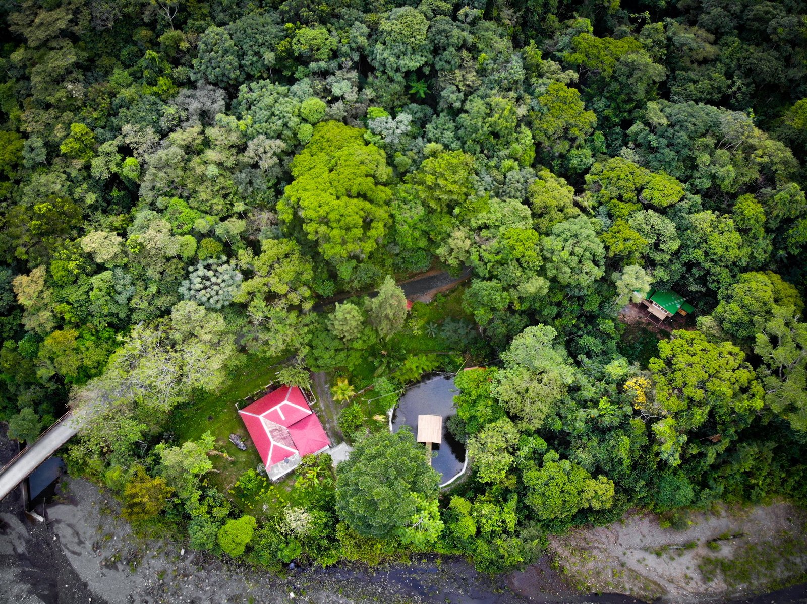Cabana de La Chagra VIP rodeada de bosque y quebrada