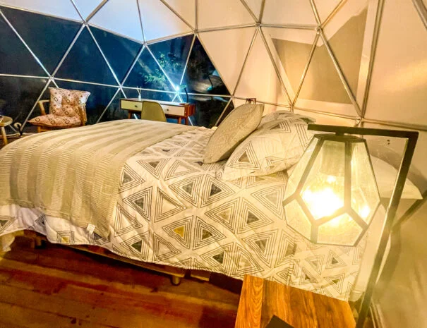 Cama en el domo La chagra vip glamping villavicencio