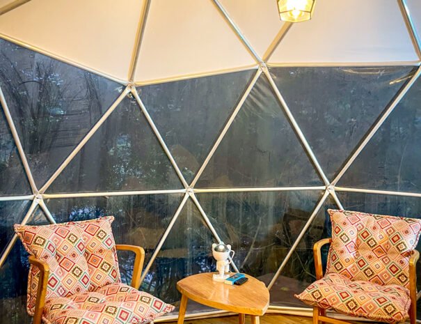 sillas para compartir La chagra vip glamping villavicencio