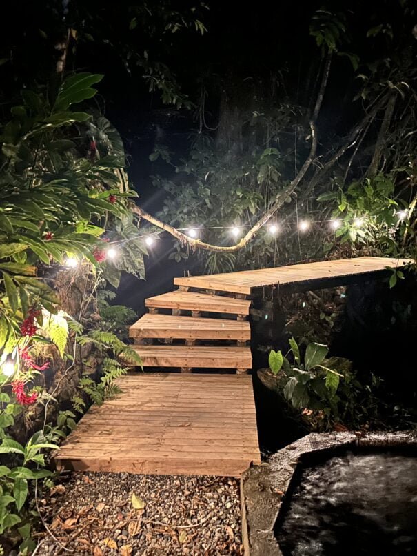 Puente sobre la quebrada en la chagra vip glamping villavicencio