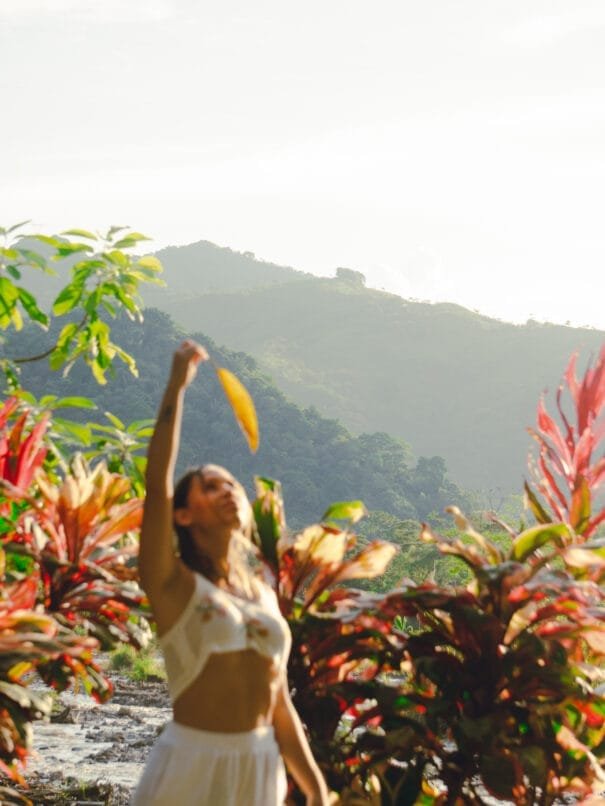 Mujer feliz en pareja en la chagra vip glamping